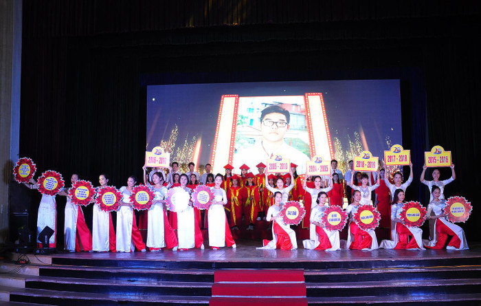 Lễ biểu dương giáo viên giỏi, học sinh giỏi quận Lê Chân năm học 2018-2019 đánh dấu mốc son 20 năm quận này dẫn đầu Hải Phòng về phát hiện, bồi dưỡng học sinh giỏi (Ảnh: Lã Tiến) Lễ biểu dương giáo viên giỏi, học sinh giỏi quận Lê Chân năm học 2018-2019 đánh dấu mốc son 20 năm quận này dẫn đầu Hải Phòng về phát hiện, bồi dưỡng học sinh giỏi (Ảnh: Lã Tiến)