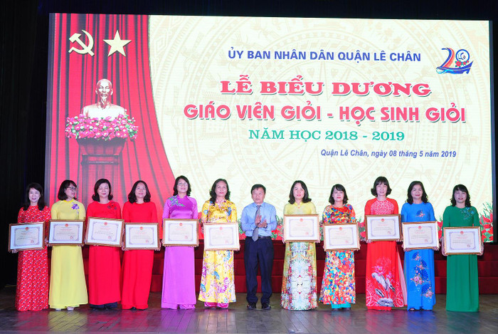 Lãnh đạo quận Lê Chân trao bằng khen tặng các nhà trường đạt thành tích cao trong năm học 2018-2019 (Ảnh: Lã Tiến) Lãnh đạo quận Lê Chân trao bằng khen tặng các nhà trường đạt thành tích cao trong năm học 2018-2019 (Ảnh: Lã Tiến)