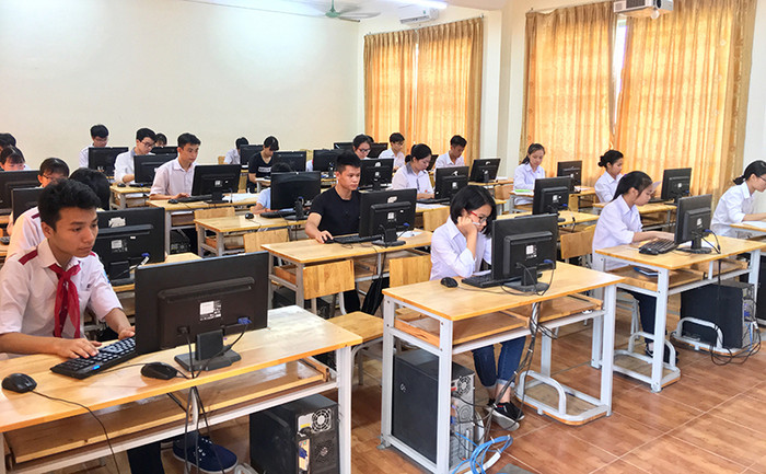 Các thí sinh thi thực hành trên máy tính Các thí sinh thi thực hành trên máy tính