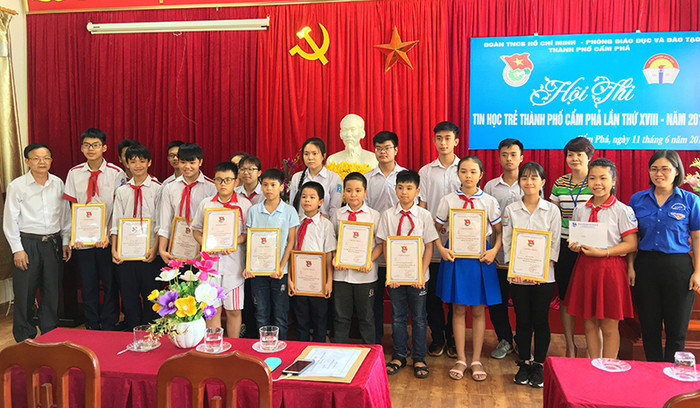 Ban tổ chức trao giải cho các thí sinh Ban tổ chức trao giải cho các thí sinh