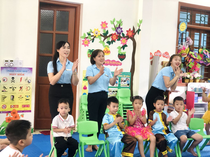 Cô giáo Đào Thị Cúc (đứng ngoài cùng bên trái) là một trong những tấm gương sáng của ngành giáo dục huyện Tứ Kỳ. (Ảnh: HP) Cô giáo Đào Thị Cúc (đứng ngoài cùng bên trái) là một trong những tấm gương sáng của ngành giáo dục huyện Tứ Kỳ. (Ảnh: HP)