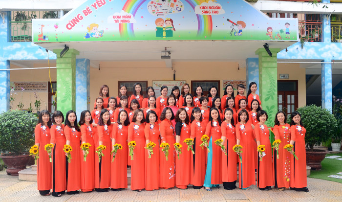 Nữ hiệu trưởng Dương Thị Hoàng Anh cùng tập thể cán bộ, giáo viên, nhân viên nhà trường luôn nỗ lực, cố gắng xây dựng môi trường giáo dục tốt nhất cho trẻ (Ảnh: Nhà trường cung cấp)