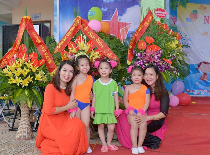 Cô giáo Dương Thị Hoàng Anh (bên trái) luôn trăn trở làm sao phải tạo được môi trường giáo dục tốt nhất cho trẻ (Ảnh: Nhà trường cung cấp)