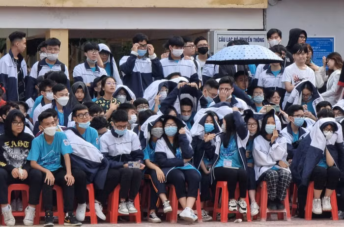 Trời mưa cũng không làm hạ nhiệt bầu không khí tại sân trường Trung học phổ thông Trần Nguyên Hãn (Ảnh: Phương Linh)