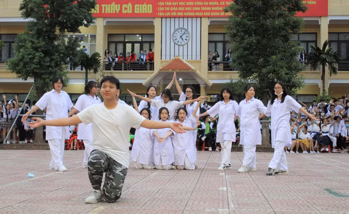 Chi đoàn 11B7 mang đến bài thi thể hiện tinh thần toàn dân cùng nhau chống dịch Covid-19 với tên gọi "Covy nhanh đi đi" (Ảnh: Phương Linh)
