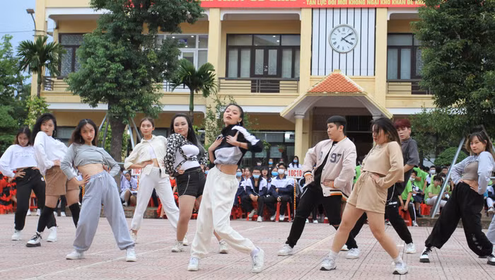 Tiếp nối phần thi khiêu vũ là nội dung nhảy tự chọn với 16 tiết mục đến từ các lớp khối 11, 12 của nhà trường (Ảnh: Phương Linh)