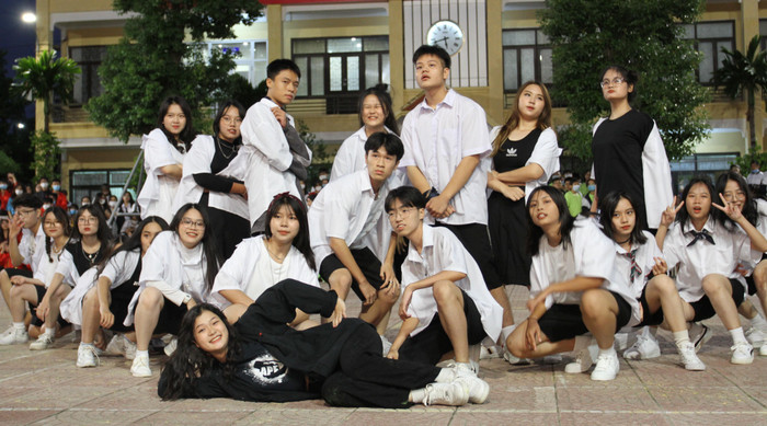 Không riêng các thí sinh, học sinh toàn trường được hòa mình cùng âm nhạc, giải tỏa stress sau những giờ học căng thẳng (Ảnh: Phương Linh) Không riêng các thí sinh, học sinh toàn trường được hòa mình cùng âm nhạc, giải tỏa stress sau những giờ học căng thẳng (Ảnh: Phương Linh)