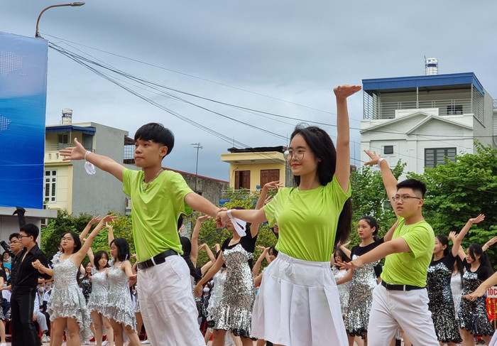 Cùng chung một bản nhạc nhưng mỗi lớp mang lại màn trình diễn theo phong cách độc đáo riêng (Ảnh: Phương Linh) Cùng chung một bản nhạc nhưng mỗi lớp mang lại màn trình diễn theo phong cách độc đáo riêng (Ảnh: Phương Linh)