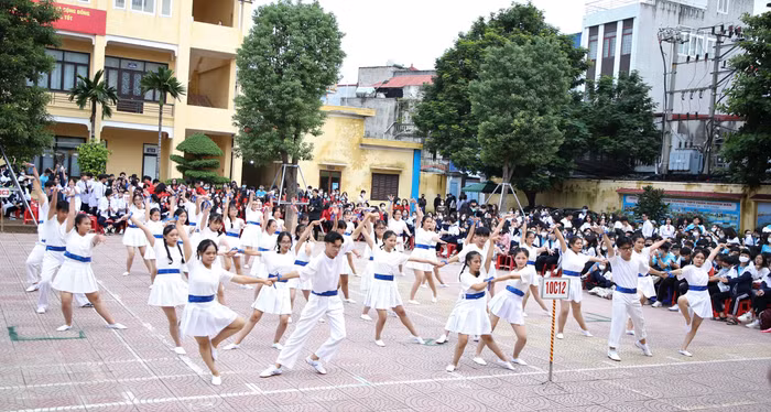 Học sinh khối 10 tham gia thi bài nhảy khiêu vũ Chachacha (Ảnh: Phương Linh)