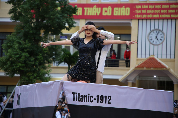 "Jack and Rose" trên con tàu Titanic được tái hiện sống động trong phần thi của nhóm 12A1 (Ảnh: Phương Linh) "Jack and Rose" trên con tàu Titanic được tái hiện sống động trong phần thi của nhóm 12A1 (Ảnh: Phương Linh)