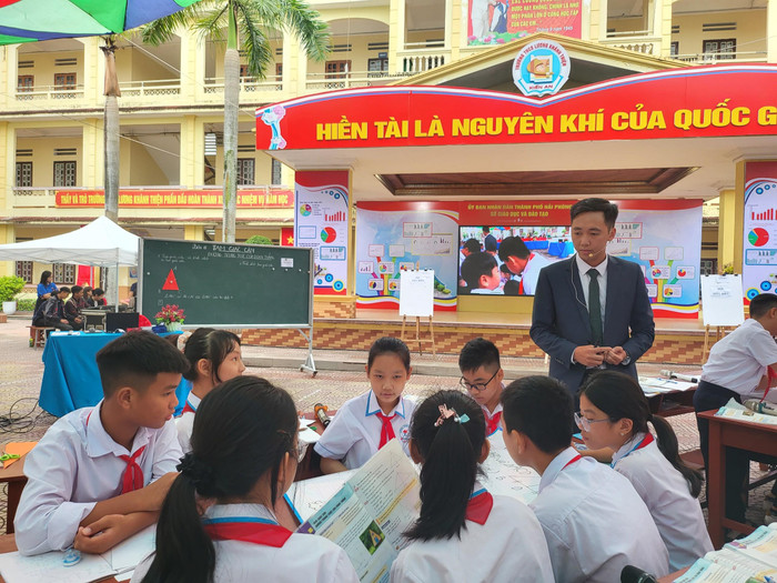 Tiết dạy bài "Tam giác cân" do thầy Đặng Tài Tuệ và các em học sinh lớp 7B3, Trường Trung học cơ sở An Dương thực hiện (Ảnh: Lã Tiến) Tiết dạy bài "Tam giác cân" do thầy Đặng Tài Tuệ và các em học sinh lớp 7B3, Trường Trung học cơ sở An Dương thực hiện (Ảnh: Lã Tiến)