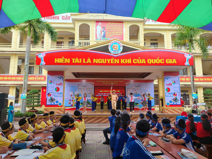 Tiết mục văn nghệ mở màn tiết dạy của cô và trò Trường Trung học cơ sở Lương Khánh Thiện (Ảnh: Lã Tiến) Tiết mục văn nghệ mở màn tiết dạy của cô và trò Trường Trung học cơ sở Lương Khánh Thiện (Ảnh: Lã Tiến)