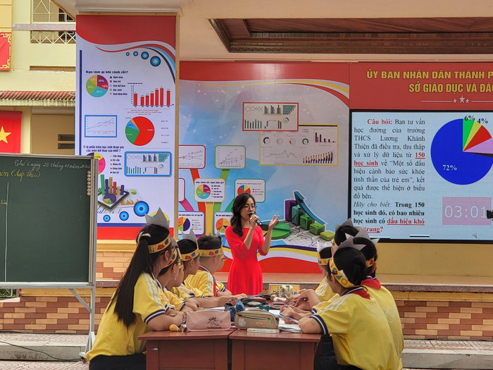 Cô giáo Nguyễn Thị Thu Phương và các em học sinh lớp 7A2, Trường Trung học cơ sở Lương Khánh Thiện đã thể hiện một tiết dạy sinh động, hấp dẫn (Ảnh: Lã Tiến) Cô giáo Nguyễn Thị Thu Phương và các em học sinh lớp 7A2, Trường Trung học cơ sở Lương Khánh Thiện đã thể hiện một tiết dạy sinh động, hấp dẫn (Ảnh: Lã Tiến)