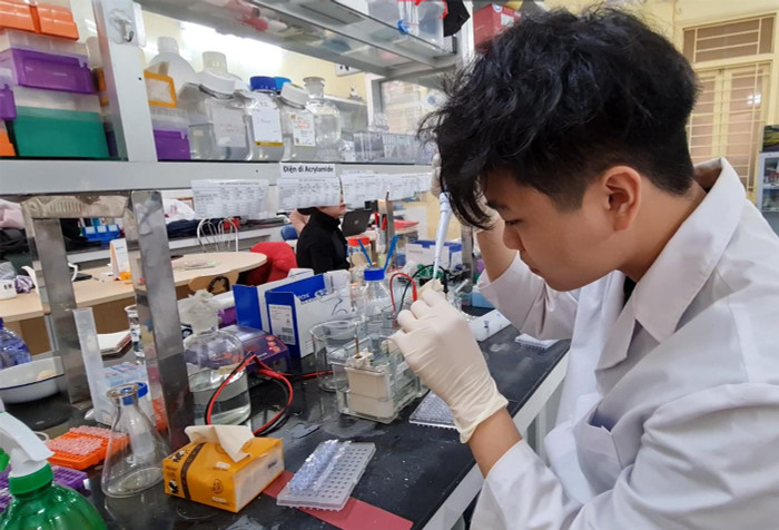 Đồng Ngọc Hà say mê với các thí nghiệm Sinh học. Ảnh: NVCC.