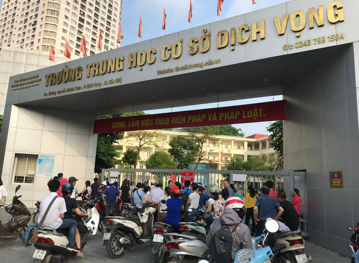 Năm nay, Hà Nội có khoảng 104.000 học sinh (tăng khoảng 14.000 học sinh so với năm học 2021-2022) tham dự kỳ thi tuyển sinh vào lớp 10. Trong đó, chỉ tiêu vào các trường công lập tuyển khoảng 77.000 học sinh. Ảnh minh họa: T.D. Năm nay, Hà Nội có khoảng 104.000 học sinh (tăng khoảng 14.000 học sinh so với năm học 2021-2022) tham dự kỳ thi tuyển sinh vào lớp 10. Trong đó, chỉ tiêu vào các trường công lập tuyển khoảng 77.000 học sinh. Ảnh minh họa: T.D.