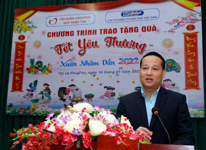 Thay mặt chính quyền địa phương, ông Nguyễn Công Huân - Phó Chủ tịch Ủy ban nhân dân Thị xã Phú Thọ (tỉnh Phú Thọ) đã nói lời cảm ơn sâu sắc đến Nhà báo Nguyễn Tiến Bình, cũng như cán bộ phóng viên của báo và các nhà tài trợ. Ảnh: T.D. Thay mặt chính quyền địa phương, ông Nguyễn Công Huân - Phó Chủ tịch Ủy ban nhân dân Thị xã Phú Thọ (tỉnh Phú Thọ) đã nói lời cảm ơn sâu sắc đến Nhà báo Nguyễn Tiến Bình, cũng như cán bộ phóng viên của báo và các nhà tài trợ. Ảnh: T.D.