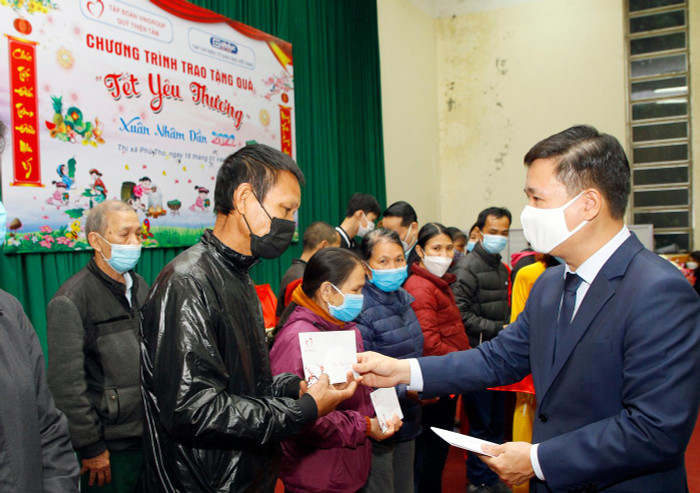 Nhà báo Nguyễn Tiến Bình - Phó Chủ tịch Hiệp hội Các trường đại học, cao đẳng Việt Nam, Tổng biên tập Tạp chí điện tử Giáo dục Việt Nam trao quà Tết cho một số hộ nghèo. Ảnh: T.D. Nhà báo Nguyễn Tiến Bình - Phó Chủ tịch Hiệp hội Các trường đại học, cao đẳng Việt Nam, Tổng biên tập Tạp chí điện tử Giáo dục Việt Nam trao quà Tết cho một số hộ nghèo. Ảnh: T.D.