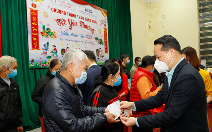 Ông Nguyễn Công Huân - Phó Chủ tịch Ủy ban nhân dân Thị xã Phú Thọ (tỉnh Phú Thọ) trao quà Tết cho một số hộ nghèo. Ảnh: T.D. Ông Nguyễn Công Huân - Phó Chủ tịch Ủy ban nhân dân Thị xã Phú Thọ (tỉnh Phú Thọ) trao quà Tết cho một số hộ nghèo. Ảnh: T.D.