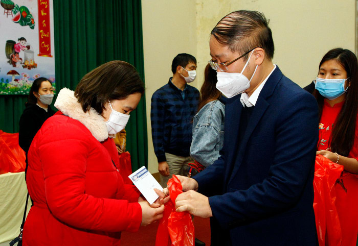 Ông Nguyễn Ánh Hoàng - Trưởng Phòng Giáo dục và Đào tạo Thị xã Phú Thọ (tỉnh Phú Thọ) trao quà tết cho các thầy cô giáo có thành tích giảng dạy tốt. Ảnh: T.D.