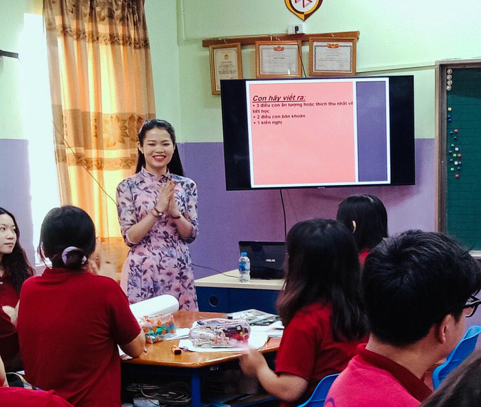Cô Nghiêm Thị Thu Trang - Giáo viên dạy môn Giáo dục kinh tế và Pháp luật Trường Nguyễn Bỉnh Khiêm (Cầu Giấy, Hà Nội) trong giờ dạy thực nghiệm. Ảnh: NVCC.