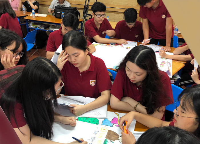 Học sinh lớp 10 Trường trung học phổ thông Nguyễn Bỉnh Khiêm (Cầu Giấy, Hà Nội) trong tiết dạy thực nghiệm môn Giáo dục kinh tế và Pháp luật. Ảnh: NVCC.