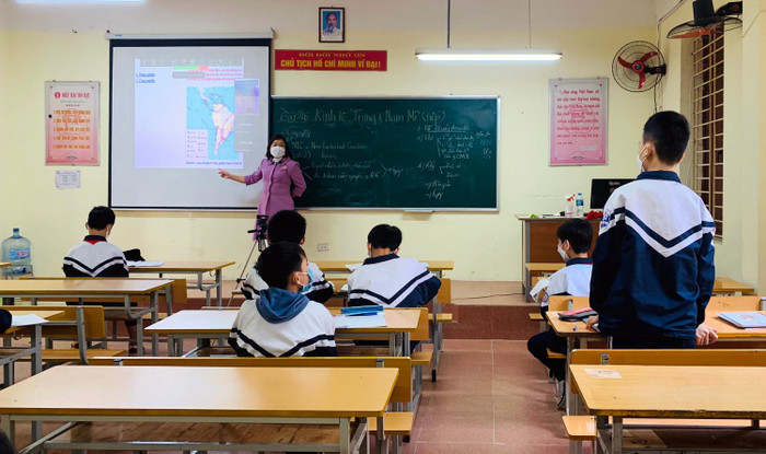 Cô Nguyễn Thị Thuần – Bí thư chi bộ, Hiệu trưởng Trường Trung học cơ sở Cổ Loa trong giờ dạy Địa lý. Ảnh: NVCC. Cô Nguyễn Thị Thuần – Bí thư chi bộ, Hiệu trưởng Trường Trung học cơ sở Cổ Loa trong giờ dạy Địa lý. Ảnh: NVCC.