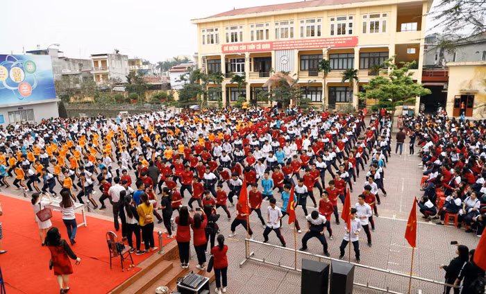 Học sinh Trường Trung học phổ thông Trần Nguyên Hãn (Hải Phòng) trong giờ tập thể thao. Ảnh: NTCC.