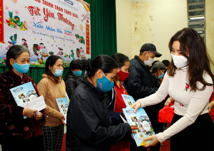 Bà Vũ Thị Hồng Nhung cán bộ của Tạp chí điện tử Giáo dục Việt Nam trao quà Tết cho hộ dân có hoàn cảnh khó khăn. Ảnh: T.D. Bà Vũ Thị Hồng Nhung cán bộ của Tạp chí điện tử Giáo dục Việt Nam trao quà Tết cho hộ dân có hoàn cảnh khó khăn. Ảnh: T.D.