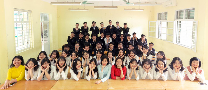 Cô giáo Ngân và học sinh lớp 12A7 - K59 Trường Trung học phổ thông Yên Hòa (Cầu Giấy, Hà Nội). Ảnh: NVCC. Cô giáo Ngân và học sinh lớp 12A7 - K59 Trường Trung học phổ thông Yên Hòa (Cầu Giấy, Hà Nội). Ảnh: NVCC.