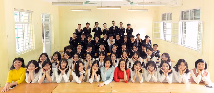 Cô giáo Ngân và học sinh lớp 12A7 - K59 Trường Trung học phổ thông Yên Hòa (Cầu Giấy, Hà Nội). Ảnh: NVCC.