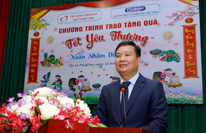 Nhà báo Nguyễn Tiến Bình - Phó Chủ tịch Hiệp hội Các Trường đại học, cao đẳng Việt Nam, Tổng biên tập Tạp chí điện tử Giáo dục Việt Nam, phát biểu tại buổi trao quà. Ảnh: T.D. Nhà báo Nguyễn Tiến Bình - Phó Chủ tịch Hiệp hội Các Trường đại học, cao đẳng Việt Nam, Tổng biên tập Tạp chí điện tử Giáo dục Việt Nam, phát biểu tại buổi trao quà. Ảnh: T.D.