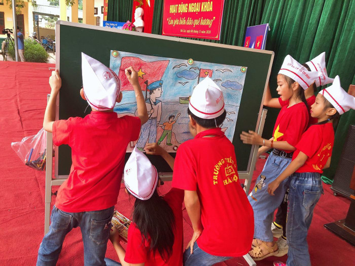 Trường Tiểu học Hà Lộc trong giờ học ngoại khóa "Em yêu biển đảo quê hương". Ảnh: NTCC.
