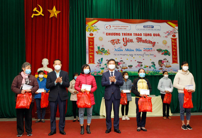 Nhà báo Nguyễn Tiến Bình - Phó Chủ tịch Hiệp hội Các trường đại học, cao đẳng Việt Nam, Tổng biên tập Tạp chí điện tử Giáo dục Việt Nam và ông Nguyễn Công Huân - Phó Chủ tịch Ủy ban nhân dân Thị xã Phú Thọ (tỉnh Phú Thọ) trao quà Tết cho giáo viên có thành tích dạy học tốt. Ảnh: T.D. Nhà báo Nguyễn Tiến Bình - Phó Chủ tịch Hiệp hội Các trường đại học, cao đẳng Việt Nam, Tổng biên tập Tạp chí điện tử Giáo dục Việt Nam và ông Nguyễn Công Huân - Phó Chủ tịch Ủy ban nhân dân Thị xã Phú Thọ (tỉnh Phú Thọ) trao quà Tết cho giáo viên có thành tích dạy học tốt. Ảnh: T.D.