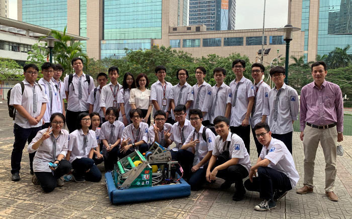 Cô Phạm Vũ Bích Hằng - phụ trách đội tuyển và thầy Nguyễn Văn Bắc - Chủ nhiệm Câu lạc bộ Robotics cùng đội tuyển Robotics GART6520 - Trường Trung học phổ thông Chuyên Hà Nội - Amsterdam năm 2021. Ảnh: Tùng Dương. Cô Phạm Vũ Bích Hằng - phụ trách đội tuyển và thầy Nguyễn Văn Bắc - Chủ nhiệm Câu lạc bộ Robotics cùng đội tuyển Robotics GART6520 - Trường Trung học phổ thông Chuyên Hà Nội - Amsterdam năm 2021. Ảnh: Tùng Dương.