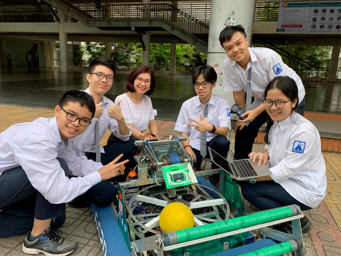 Cô Phạm Vũ Bích Hằng (ở giữa) giáo viên lãnh đội Robotics và các học sinh Trường Ams tham dự thi đấu Cuộc thi quốc tế FIRST Robotics Competition (FRC) 2021 và đã đạt giải Thiết kế kỹ thuật quốc tế FRC 2021. Ảnh: Tùng Dương. Cô Phạm Vũ Bích Hằng (ở giữa) giáo viên lãnh đội Robotics và các học sinh Trường Ams tham dự thi đấu Cuộc thi quốc tế FIRST Robotics Competition (FRC) 2021 và đã đạt giải Thiết kế kỹ thuật quốc tế FRC 2021. Ảnh: Tùng Dương.