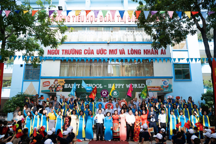 Tập thể ban giám hiệu và các thầy cô giáo trong lễ khai giảng năm học mới. Ảnh: Nhà trường cung cấp.