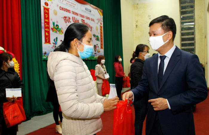 Nhà báo Nguyễn Tiến Bình - Phó Chủ tịch Hiệp hội Các trường đại học, cao đẳng Việt Nam, Tổng biên tập Tạp chí điện tử Giáo dục Việt Nam trao quà Tết cho 55 giáo viên có thành tích dạy học tốt. Ảnh: T.D. Nhà báo Nguyễn Tiến Bình - Phó Chủ tịch Hiệp hội Các trường đại học, cao đẳng Việt Nam, Tổng biên tập Tạp chí điện tử Giáo dục Việt Nam trao quà Tết cho 55 giáo viên có thành tích dạy học tốt. Ảnh: T.D.