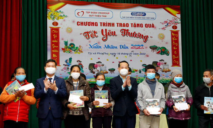 Nhà báo Nguyễn Tiến Bình - Phó Chủ tịch Hiệp hội Các trường đại học, cao đẳng Việt Nam, Tổng biên tập Tạp chí điện tử Giáo dục Việt Nam và ông Nguyễn Công Huân - Phó Chủ tịch Ủy ban nhân dân Thị xã Phú Thọ (tỉnh Phú Thọ) trao quà Tết cho một số hộ nghèo. Ảnh: T.D. Nhà báo Nguyễn Tiến Bình - Phó Chủ tịch Hiệp hội Các trường đại học, cao đẳng Việt Nam, Tổng biên tập Tạp chí điện tử Giáo dục Việt Nam và ông Nguyễn Công Huân - Phó Chủ tịch Ủy ban nhân dân Thị xã Phú Thọ (tỉnh Phú Thọ) trao quà Tết cho một số hộ nghèo. Ảnh: T.D.