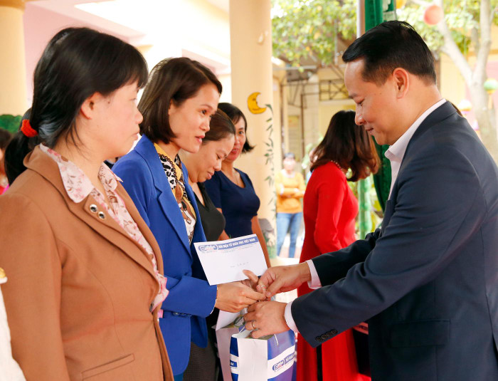 Ông Nguyễn Công Huân - Phó Chủ tịch Ủy ban nhân dân Thị xã Phú Thọ (tỉnh Phú Thọ) trao quà Tết cho các thầy cô giáo đã có thành tích tốt trong giảng dạy. Ảnh: T.D.