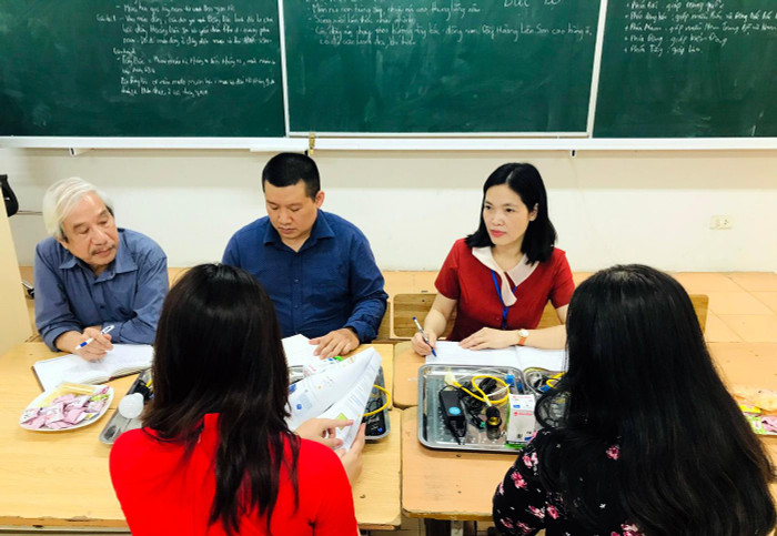 Ban giám hiệu Trường Trung học cơ sở Thái Thịnh đã trao đổi trực tiếp cùng nhà xuất bản, góp ý bản thảo, đánh giá ưu nhược điểm, đề xuất ngay sau tiết dạy thực nghiệm. Ảnh: NVCC. Ban giám hiệu Trường Trung học cơ sở Thái Thịnh đã trao đổi trực tiếp cùng nhà xuất bản, góp ý bản thảo, đánh giá ưu nhược điểm, đề xuất ngay sau tiết dạy thực nghiệm. Ảnh: NVCC.