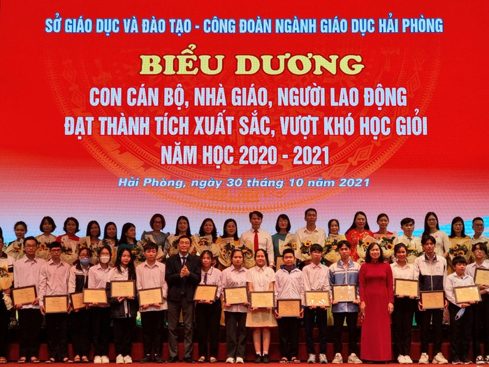 Các em học sinh đều đạt giải cao trong các kỳ thi học sinh giỏi văn hóa, thể thao và các cuộc thi quốc tế trong năm học 2020 - 2021 (Ảnh: Phương Linh)