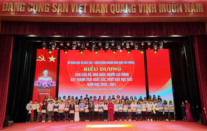 Sở Giáo dục và Đào tạo – Công đoàn ngành Giáo dục thành phố Hải Phòng biểu dương 348 học sinh đạt thành tích xuất sắc (Ảnh: Phương Linh)