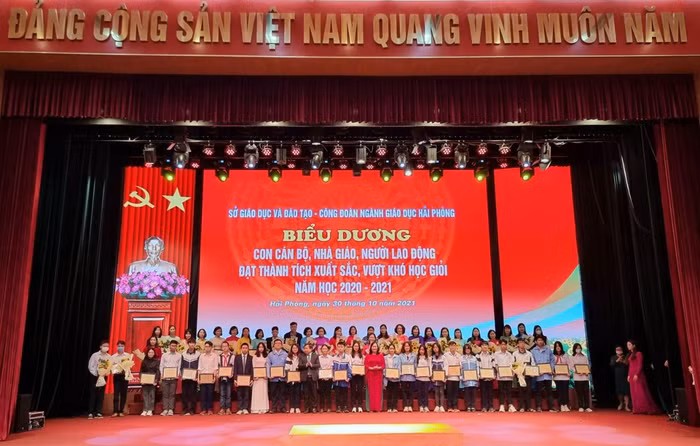 Sở Giáo dục và Đào tạo – Công đoàn ngành Giáo dục thành phố Hải Phòng biểu dương 348 học sinh đạt thành tích xuất sắc (Ảnh: Phương Linh)