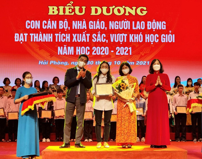 Lãnh đạo Sở Giáo dục và Đào tạo và Liên đoàn Lao động thành phố Hải Phòng trao bằng khen, phần thưởng cho học sinh là con của cán bộ, nhà giáo, người lao động (Ảnh: Phương Linh)