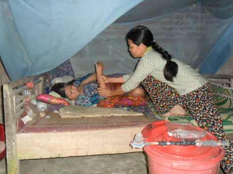 Người hàng xóm cảm thương bà Lát đến chăm sóc nâng niu từng bữa. Người hàng xóm cảm thương bà Lát đến chăm sóc nâng niu từng bữa.