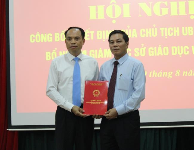 Chủ tịch Ủy ban nhân dân thành phố Hải Phòng trao quyết định bổ nhiệm ông Lê Quốc Tiến (bên trái) làm Giám đốc Sở Giáo dục và Đào tạo (Ảnh: CTV) Chủ tịch Ủy ban nhân dân thành phố Hải Phòng trao quyết định bổ nhiệm ông Lê Quốc Tiến (bên trái) làm Giám đốc Sở Giáo dục và Đào tạo (Ảnh: CTV)