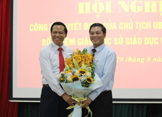 Chủ tịch Ủy ban nhân dân thành phố Hải Phòng tặng hoa chúc mừng ông Nguyễn Xuân Trường (Ảnh: CTV) Chủ tịch Ủy ban nhân dân thành phố Hải Phòng tặng hoa chúc mừng ông Nguyễn Xuân Trường (Ảnh: CTV)