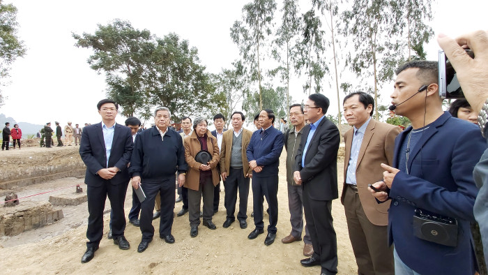 Lãnh đạo thành phố Hải Phòng cùng các nhà khoa học, chuyên gia, nhà sử học khảo sát thực địa bãi cọc gỗ cổ tại cánh đồng Cao Quỳ (xã Liên Khê, huyện Thủy Nguyên, Hải Phòng) (Ảnh: Lã Tiến) Lãnh đạo thành phố Hải Phòng cùng các nhà khoa học, chuyên gia, nhà sử học khảo sát thực địa bãi cọc gỗ cổ tại cánh đồng Cao Quỳ (xã Liên Khê, huyện Thủy Nguyên, Hải Phòng) (Ảnh: Lã Tiến)