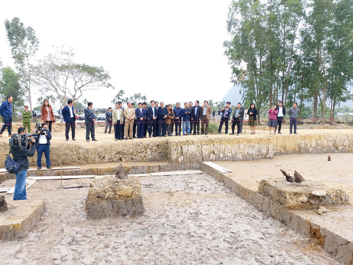 Bãi cọc với nhiều cọc gỗ cổ có niên đại hàng nghìn năm được cho thuộc trận chiến Bằng Đằng 1288 (Ảnh: Lã Tiến) Bãi cọc với nhiều cọc gỗ cổ có niên đại hàng nghìn năm được cho thuộc trận chiến Bằng Đằng 1288 (Ảnh: Lã Tiến)