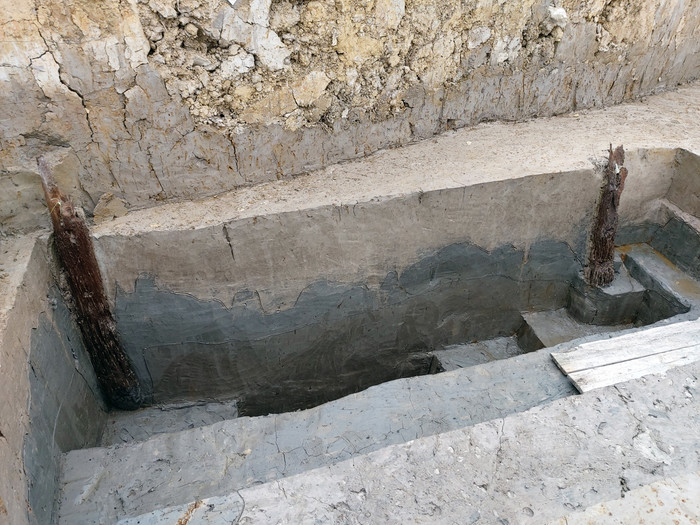 Các chiếc cọc gỗ cổ phân bố không thẳng hàng, nằm cách nhau 5-7 mét (Ảnh: Lã Tiến) Các chiếc cọc gỗ cổ phân bố không thẳng hàng, nằm cách nhau 5-7 mét (Ảnh: Lã Tiến)